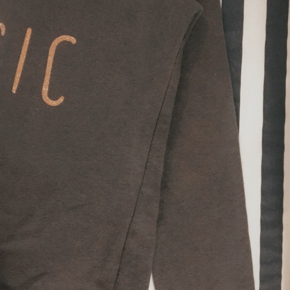 A long sleeve shirt - Picture 2 of 2